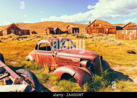 Rusty coche viejo en la ciudad fantasma de Bodie California EE.UU. Foto de stock