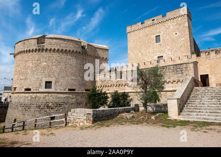 Las paredes externas y la torre visto desde el foso del castillo de' Monti, en Corigliano d'Otranto, Apulia (Puglia) en el sur de Italia