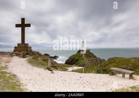 Llanddwyn Island Lighthouse, y cruz, Anglesey, Norte de Gales, Reino Unido