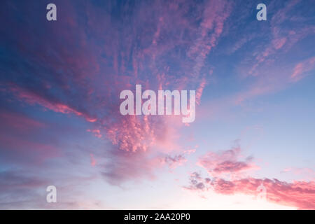 Hermosos Arrecifes De Cielo Con Nubes Rosa Y Rojo Fotografia De Stock Alamy