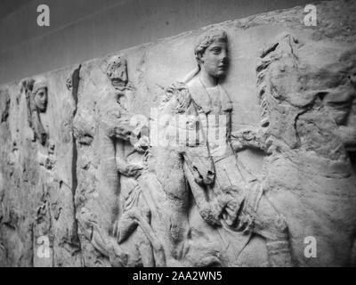Londres. Inglaterra. Museo Británico, el friso del Partenón (Mármoles de Elgin), jinetes del sur friso del Partenón en la Acrópolis de Atenas, ca. Foto de stock