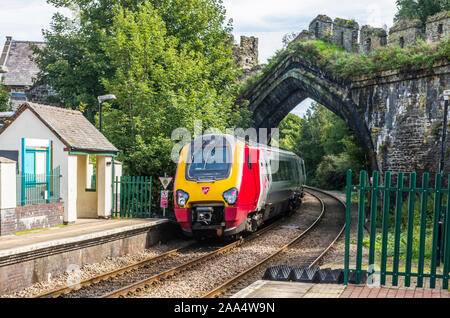 Tren diesel en la estación de trenes de Conwy en el norte de Gales, en color rojo, amarillo y plateado Foto de stock