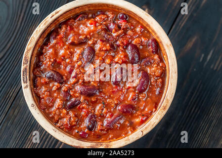 Tazón de Chili con carne en una mesa de madera: Vista superior Foto de stock