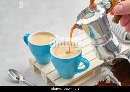 2 taza de café, cafetera italiana, granos de café, canela