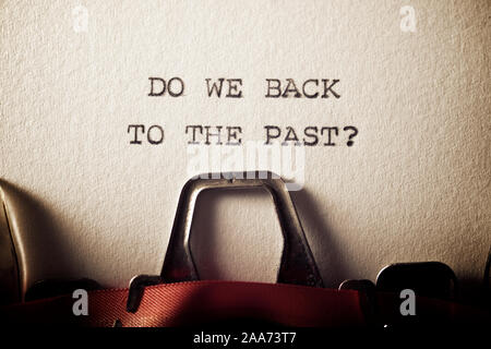 La oración, no podemos volver al pasado?, escrito con una máquina de escribir. Foto de stock