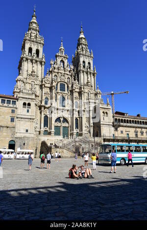 Catedral con peregrinos tomando fotos en la Plaza del Obradoiro con viejo ómnibus de exposición. Santiago de Compostela, España. El 28 de julio de 2019.