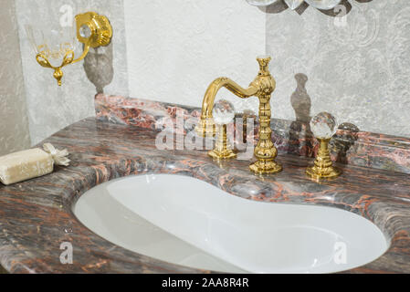 Lavabo De Piedra De Marmol De Caro Diseno Vintage De Grifo Y Grifos En Oro Y Cristal Asas Las Vidrieras Caro Diseno De Bano Fotografia De Stock Alamy