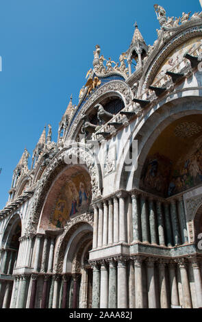Venecia, Italia: la Basílica de San Marcos, en la entrada y la fachada, la cuadriga triunfal o caballos de San Marcos, es un conjunto de romano o griego estatua de bronce Foto de stock