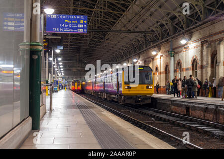 Arriva el Norte ferrocarril clase 142 marcapasos en tren de Manchester Piccadilly con una clase 156 sprinter a la izquierda. Foto de stock