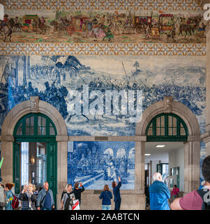 Tileworks (Azulejos de cerámica pintada) en las paredes interiores del hall principal de la estación de trenes de Sao Bento en Oporto, Portugal Foto de stock