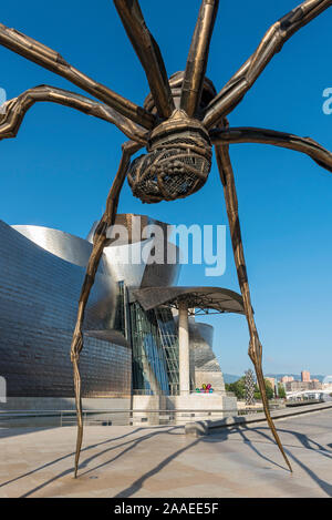 Maman estatua de Louise Bourgeois fuera del Museo Guggenheim Bilbao, España Foto de stock
