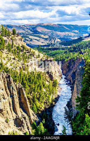 Vista desde los muelles de Calcita tienen vistas del río Yellowstone. En el extremo posterior del Gran Cañón del Yellowstone en Yellowstone, Wyoming, EE.UU.