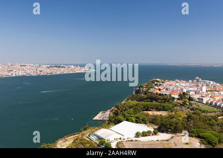 Las ciudades de Lisboa y Almada y el río Tajo en entre en Portugal vistos desde arriba en un día soleado de verano. Foto de stock