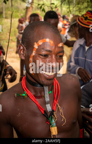 Etiopía, al sur de Omo, Turmi, , Hamar hombre joven soltera con la cara decorada con ocre antes de bull jumping ceremonia Foto de stock
