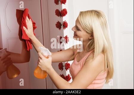 Frau Junge bei der Hausarbeit - Joven haciendo quehaceres domésticos Foto de stock