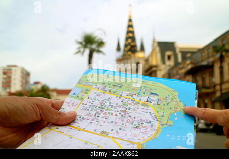 Señalar con el dedo a Batumi Mapa de la ciudad con la Torre del Reloj Astronómico borrosa en el fondo, Batumi, Georgia Foto de stock