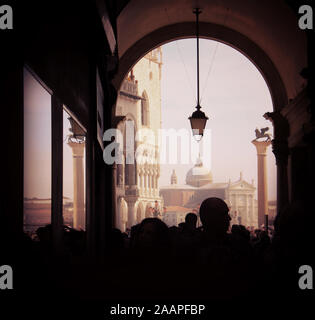 Venecia, Italia: vista sugestiva de la Procuratie arcadas de la plaza San Marcos con la iglesia y el Palazzo Ducale Foto de stock