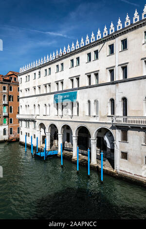 Una vista desde el Puente de Rialto a lo largo del Grand Canal con Fondaco dei Tedeschi a la derecha, ahora una tienda de departamentos, Venecia, Italia Foto de stock