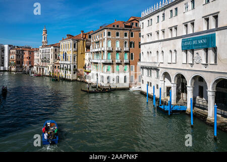 Una vista desde el Puente de Rialto a lo largo del Grand Canal con Fondaco dei Tedeschi a la derecha, ahora una tienda de departamentos, Venecia, Italia Foto de stock