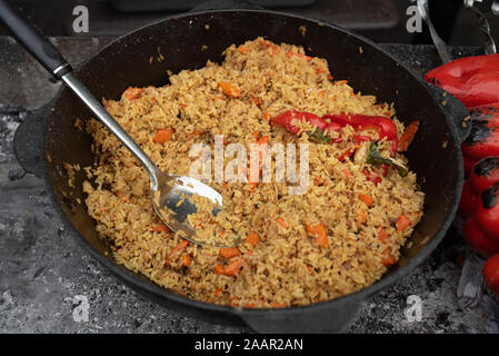 https://l450v.alamy.com/450ves/2aar2an/fragante-pilaf-deliciosas-con-ajo-y-pimienta-grande-fiesta-de-la-calle-comida-recien-preparada-delicioso-arroz-hermosa-pilaf-suelto-la-carne-y-el-arroz-gar-2aar2an.jpg