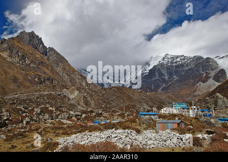 Vista de una pequeña ciudad Kyanjin Gompa enclavado en las montañas del Valle de Langtang Foto de stock