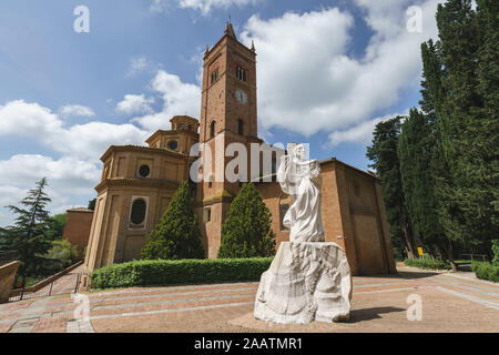 Antigua Iglesia en la montaña en la Toscana, Abbazia di Monte Oliveto Maggiore, con estatua y camino