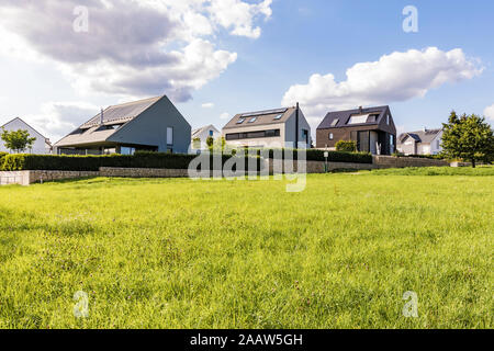 Casas con paneles solares en el techo por el campo contra el cielo, Baden-Württemberg, Alemania