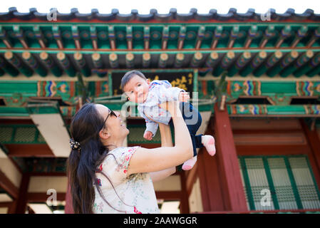 La madre y el bebé niña visitar pagoda en el Jardín Secreto, Changdeokgung, Seúl, Corea del Sur