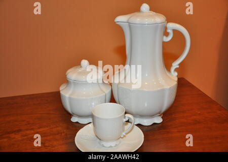 https://l450v.alamy.com/450ves/2aawh42/elegante-juego-de-cafe-de-porcelana-blanca-sobre-la-mesa-de-madera-marron-2aawh42.jpg