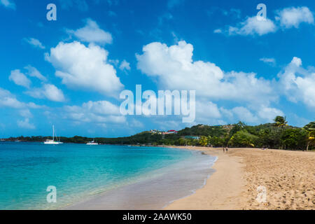 Vista panorámica de la playa de arena contra el cielo en Salt Whistle Bay, Mayreau, Granadinas, San Vicente y las Granadinas, el Caribe Foto de stock