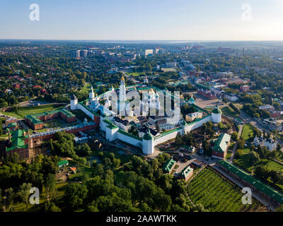 Drone shot de Lavra de la Trinidad de San Sergio contra el cielo claro, Moscú, Rusia