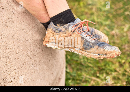 Zapatillas llenas de barro tras Spartan race - deportes concepto Fotografía de stock -