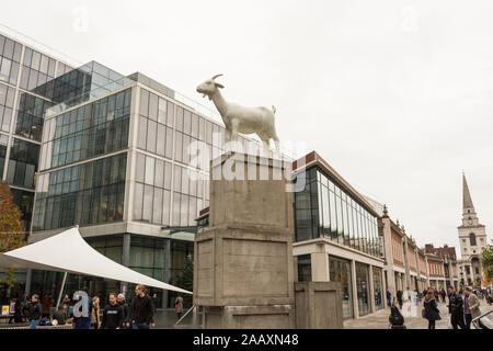 Kenny Hunter's galardonadas con el premio 'I' de cabra estatua en la Plaza del Obispo, Spitalfields, Londres, E1, Reino Unido. Foto de stock