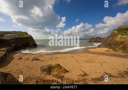 La pequeña playa (arena) Mouthwell en Hope Cove, en la costa sur, Devon, Inglaterra en un hermoso día soleado. Foto de stock