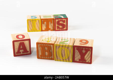Un niño del juguete del alfabeto ortografía word conjunto de bloques, deletrear las palabras, es un niño. Foto de stock