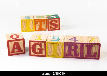 Un niño del juguete del alfabeto ortografía word conjunto de bloques, deletrear las palabras, es una niña. Foto de stock