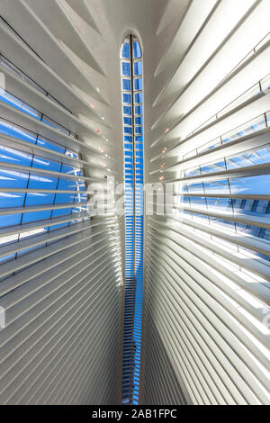 Vista interior de la estación World Trade Center óculo diseño del arquitecto atracciones de Manhattan en la Ciudad de Nueva York, EE.UU. Foto de stock