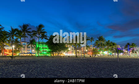 Ocean Drive en Miami Beach por la noche