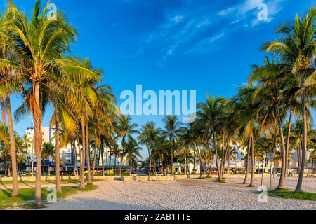 Hoteles y restaurantes al amanecer sobre Ocean Drive de Miami Beach, Florida