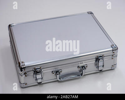 Caja de herramientas abierta aislada sobre fondo blanco. Caja de herramientas  vacía con asa. Maletín de aluminio plateado y plástico negro. Caja de  herramientas moderna Fotografía de stock - Alamy