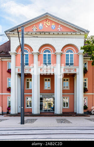 En Kehl, Alemania - 16 de septiembre de 2019: Vista frontal del ayuntamiento de Kehl, un edificio de estilo neoclásico con un pórtico de cuatro columnas rematadas por un frontón, reno Foto de stock