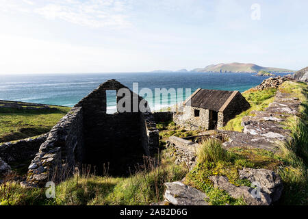 Edificio de piedra abandonados en el campo del agricultor, Slea Head duro con la áspera costa atlántica, la península Dingle, Irlanda Foto de stock