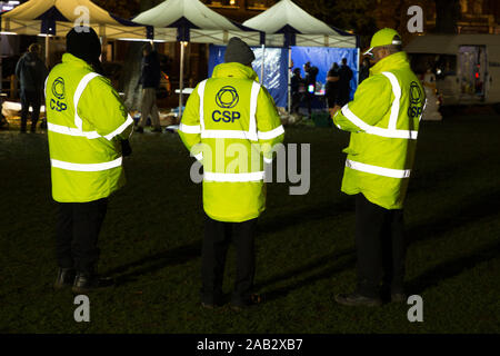 Caso stewards en naranja, chaqueta amarilla/verde hi vis / Chaquetas de alta visibilidad con bandas reflectantes altamente / Tiras de material. Reino Unido (114) Foto de stock