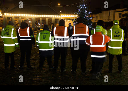 Caso stewards en naranja, chaqueta amarilla/verde hi vis / Chaquetas de alta visibilidad con bandas reflectantes altamente / Tiras de material. Reino Unido (114) Foto de stock