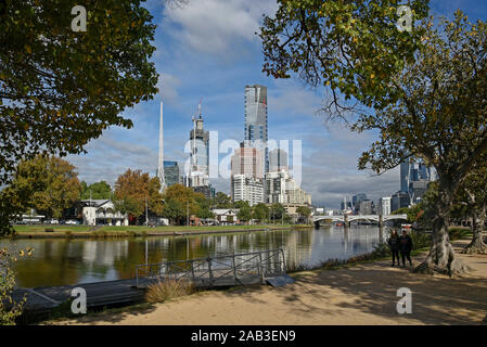 Melbourne, Victoria, Australia, 11 de abril de 2019 - Torre Eureka y el horizonte a lo largo de río Yarra Foto Fabio Mazzarella/Sintesi/Alamy Stock Photo