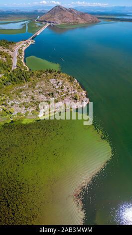 Vista aérea del lago Skadar o Lago de Scutari, Montenegro. Rodeado por el parque nacional de vida silvestre y la naturaleza virgen. Puente Foto de stock