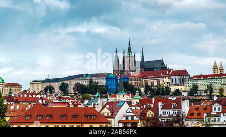 Ciudad de Praga en la mañana Foto de stock