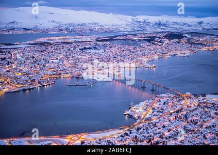 Vista anterior del hermoso paisaje de invierno de la nieve cubrió la ciudad de Tromso, en el norte de Noruega.