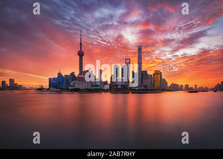 La salida del sol sobre el horizonte de Lujiazui y el río Huangpu, Shanghai, China Foto de stock
