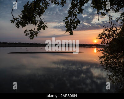 Atardecer sobre el río Luangwa en South Luangwa National Park, Zambia, África